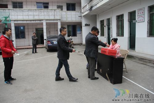 奇峰镇：踊跃为白血病儿童捐款(图2)