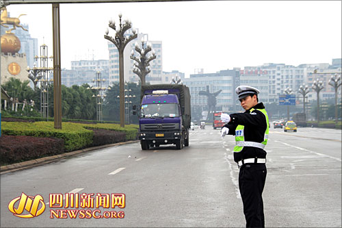 高速昨起禁入超载货车&nbsp;宜宾物流业反而叫好(图1)