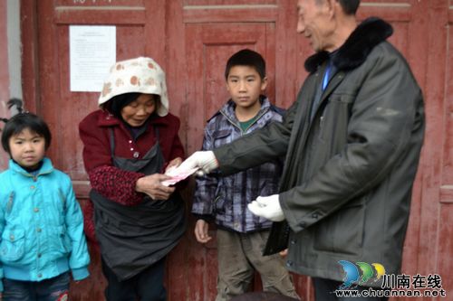叙永:"爱心公社"千件衣物送苗乡&nbsp;这个冬天不再冷(图2)