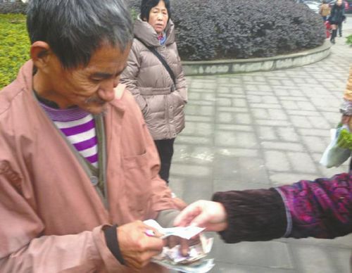 柚子爷爷收300元假钞&nbsp;好心市民捐近300真钱(图3)