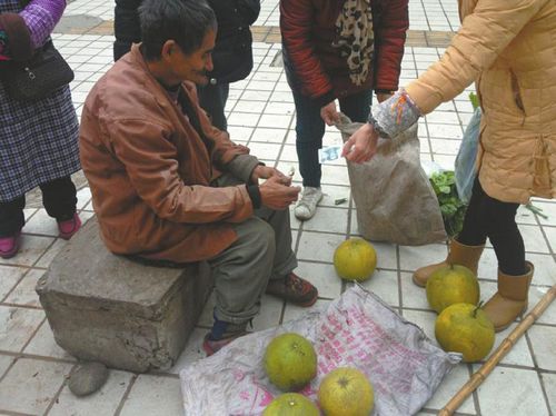 柚子爷爷收300元假钞&nbsp;好心市民捐近300真钱(图2)