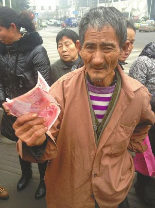 柚子爷爷收300元假钞&nbsp;好心市民捐近300真钱(图1)