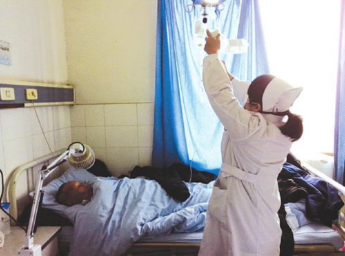 有儿难依靠&nbsp;90岁老两口“蜗居”医院(图2)