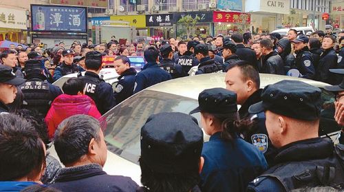 内江"别克女"出言不逊惹众怒 路人围堵1小时(图1) 内江"别克女"出言不逊惹众怒 路人围堵1小时(图1)