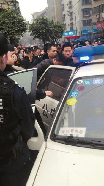 内江"别克女"出言不逊惹众怒 路人围堵1小时(图2) 内江"别克女"出言不逊惹众怒 路人围堵1小时(图2)