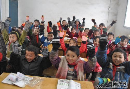 情系山区学子&nbsp;爱华公益团队为苗乡村小送温暖(图2)
