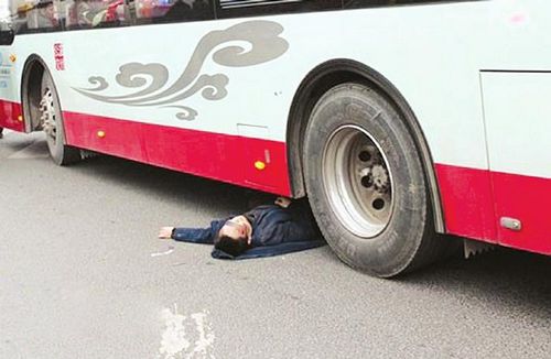 泸州一男子三卧车轮&nbsp;送医院后6楼坠亡（图）(图1)