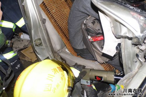 凌晨高速路突发车祸5人受伤&nbsp;合江消防成功营救(图2)