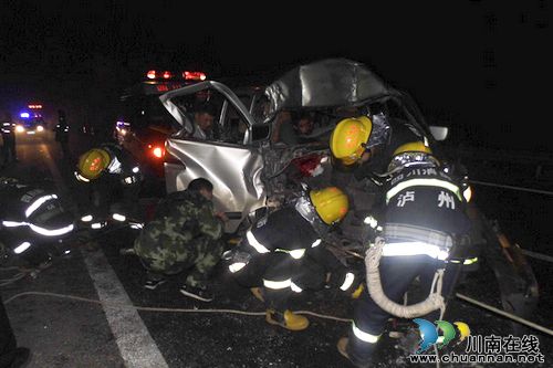 凌晨高速路突发车祸5人受伤&nbsp;合江消防成功营救(图1)