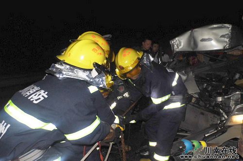 凌晨高速路突发车祸5人受伤&nbsp;合江消防成功营救(图3)