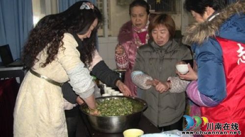 大山坪街道：跨年饺子宴&nbsp;老人乐开怀(图1)