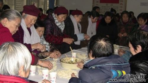 大山坪街道：跨年饺子宴&nbsp;老人乐开怀(图2)