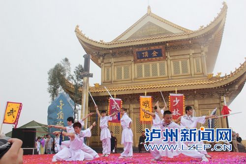 峨眉武术将亮相泸州网络春晚气功高手吞剑入腹(图2)