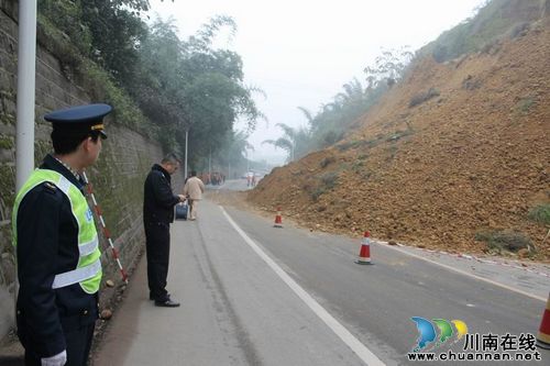 山体塌方&nbsp;泸州交警全力疏导交通(图1)