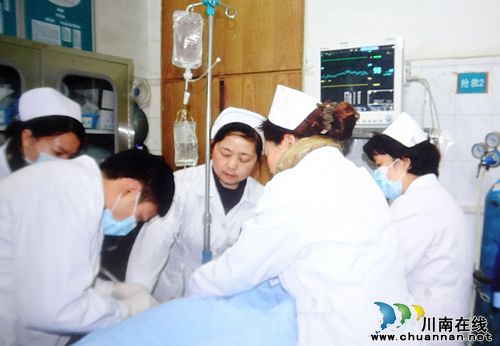 泸州商场爆燃事故受伤伤员得到及时救治（图）(图4)