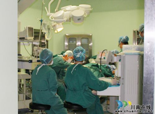 泸州商场爆燃事故受伤伤员得到及时救治（图）(图5)