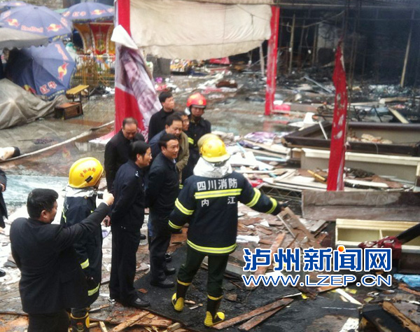 四川省副省长刘捷到泸州摩尔商场燃爆现场查看灾情(图2)