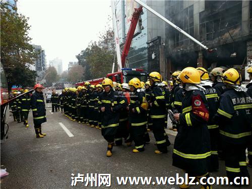 泸州摩尔玛商场爆燃事故现场处置基本结束(图1)
