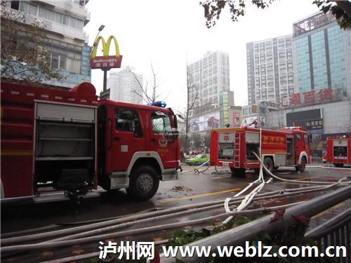 泸州摩尔玛商场爆燃事故现场处置基本结束(图4)