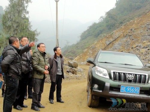 古蔺县委常委、常务副县长吴极率队深入石屏乡检查安全与送温暖工作(图1)