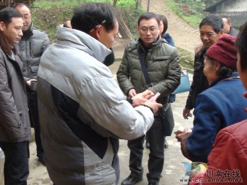 古蔺县委常委、常务副县长吴极率队深入石屏乡检查安全与送温暖工作(图2)