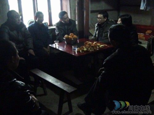 古蔺县委常委、常务副县长吴极率队深入石屏乡检查安全与送温暖工作(图4)