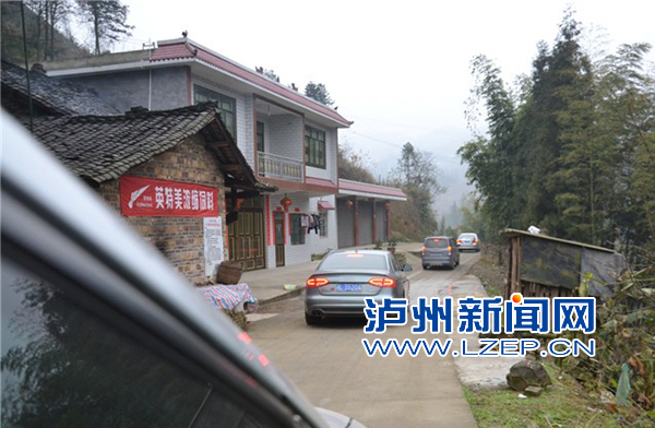 “泸州2014网络春晚”组委会到山区小学献爱心