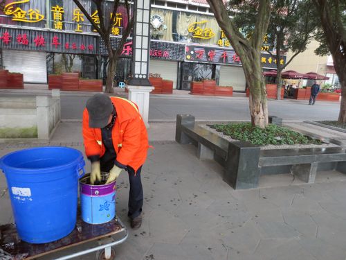 关注泸州最美滨江路上那道“伤痕”（图）(图1)