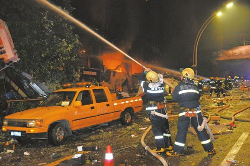 消防员扛水枪10多小时&nbsp;厕所都没空上(图1)
