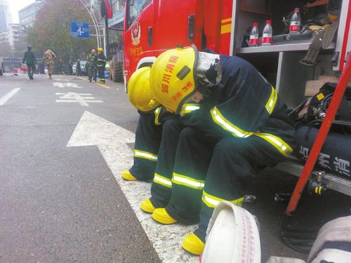 消防员扛水枪10多小时&nbsp;厕所都没空上(图2)
