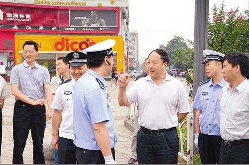 自贡人大"面对面"督办缓堵"&nbsp;"数红绿灯"找原因(图1)