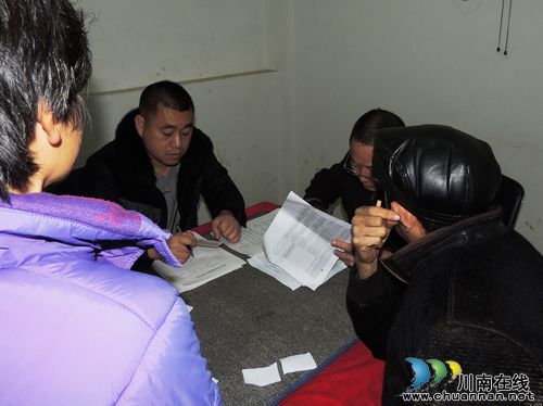 泸县太伏:残联工作走基层 残疾人办证不再难(图1) 泸县太伏:残联工作走基层 残疾人办证不再难(图1)