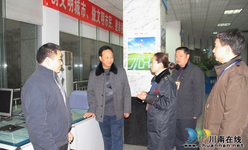 省国税局总经济师李禄平到龙马潭区国税局检查指导纳税服务工作(图1)