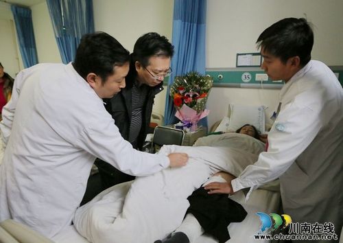 泸医中医院院长杨思进看望慰问“12.26事件”伤员(图1)