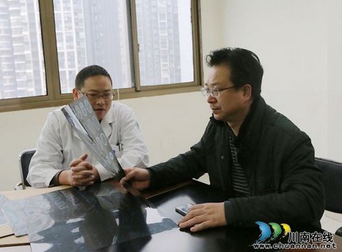 泸医中医院院长杨思进看望慰问“12.26事件”伤员(图2)