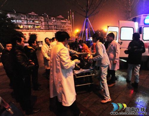 泸医中医院全力救治摩尔商城爆炸事故伤员(图1)