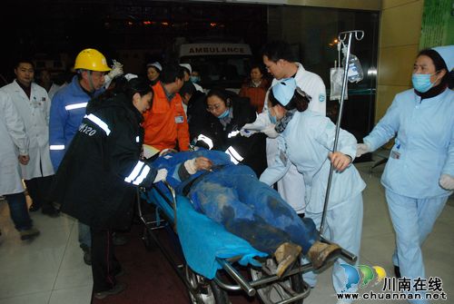 泸医中医院全力救治摩尔商城爆炸事故伤员(图2)