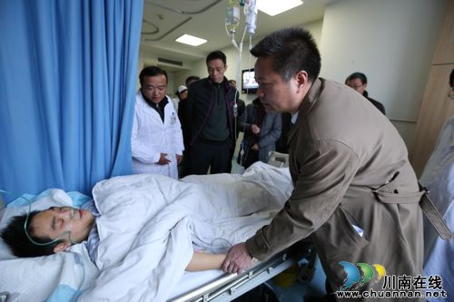 泸医中医院救治“摩尔商城爆炸事故”伤员(图1) 泸医中医院救治“摩尔商城爆炸事故”伤员(图1)