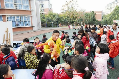 献爱心 千余师生摆摊义卖(图3) 献爱心 千余师生摆摊义卖(图3)