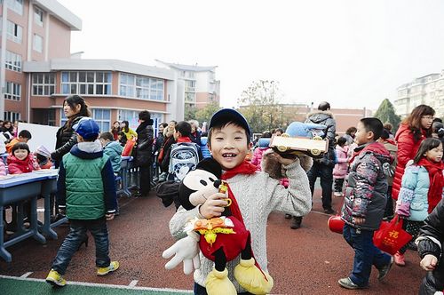 献爱心 千余师生摆摊义卖(图2) 献爱心 千余师生摆摊义卖(图2)