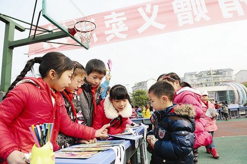 献爱心 千余师生摆摊义卖(图4) 献爱心 千余师生摆摊义卖(图4)