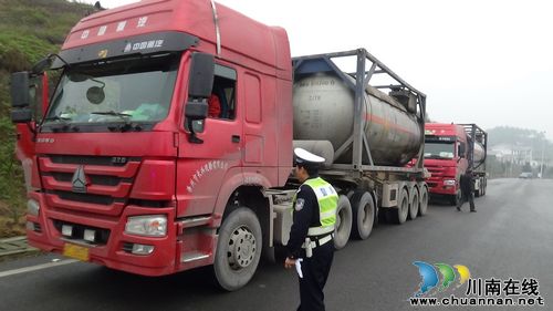 泸州交警高管大队加强检查危化品运输车辆(图1)