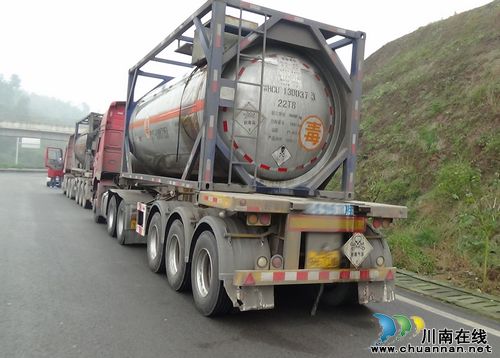 泸州交警高管大队加强检查危化品运输车辆(图2)