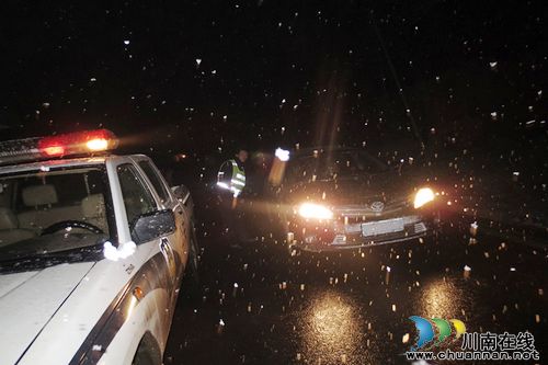 古蔺交警在风雪中坚守岗位(图2) 古蔺交警在风雪中坚守岗位(图2)