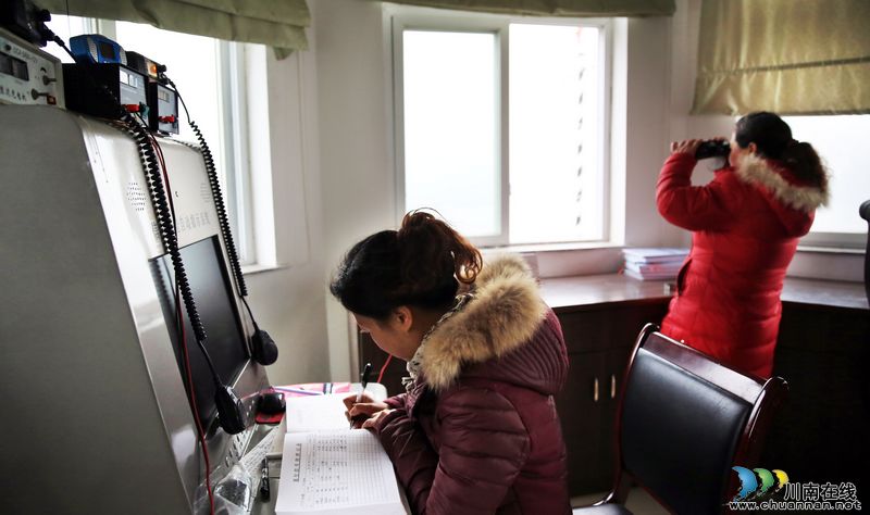 泸州：为船只看清航向&nbsp;他们坚守在长江航道上(图5)