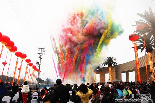 泸州一楼盘开盘茅台酒“土豪筵”招待百桌业主(图6)