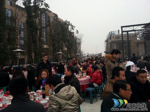 泸州一楼盘开盘茅台酒“土豪筵”招待百桌业主(图9)