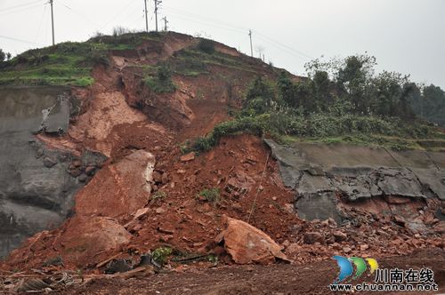 泸州叙永突发山体滑坡 处理及时未有人员伤亡(图1) 泸州叙永突发山体滑坡 处理及时未有人员伤亡(图1)