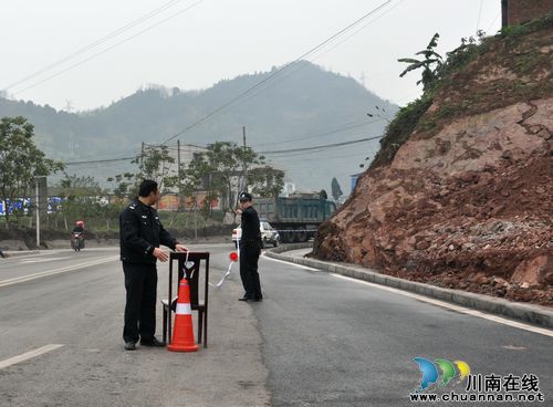 泸州叙永突发山体滑坡 处理及时未有人员伤亡(图2) 泸州叙永突发山体滑坡 处理及时未有人员伤亡(图2)