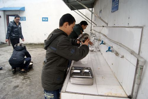 关注自贡36中学生群像：被诱惑迷失的青春(图4)